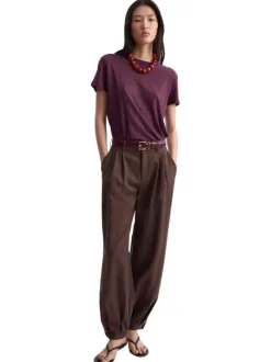 T-shirt en lin bordeaux uni pourvu d'une coupe droite et d'un col rond
