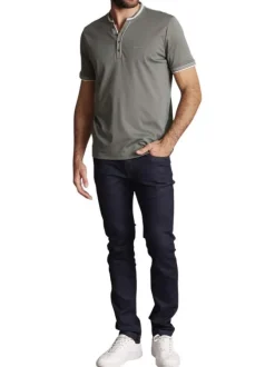 T-shirt en lin vert uni avec une coupe droite et un col boutonné