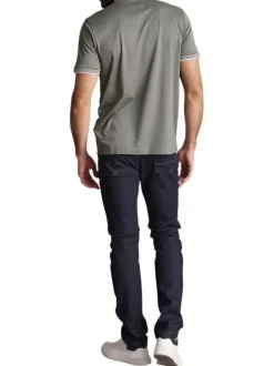 T-shirt en lin vert uni avec une coupe droite et un col boutonné