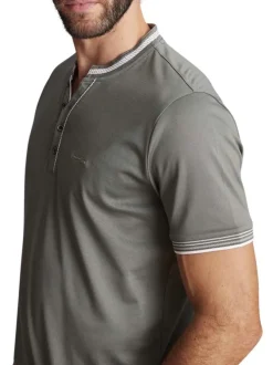 T-shirt en lin vert uni avec une coupe droite et un col boutonné