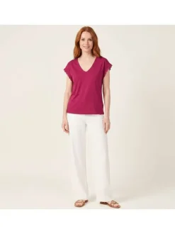 T-shirt fuchsia uni pourvu d'une coupe droite et de manches en dentelle