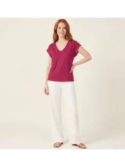 T-shirt fuchsia uni pourvu d'une coupe droite et de manches en dentelle