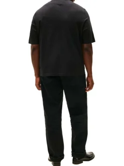 T-shirt grande taille en coton recyclé noir avec un imprimé à l'avant