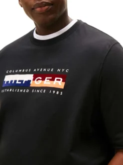 T-shirt grande taille en coton recyclé noir avec un imprimé à l'avant