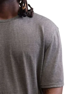 T-shirt gris chiné avec une coupe droite un col rond et des manches courtes
