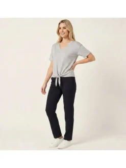 T-shirt gris uni pourvu d'une coupe droite et de manches courtes