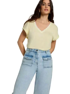 T-shirt jaune uni pourvu d'une coupe droite et des manches courtes