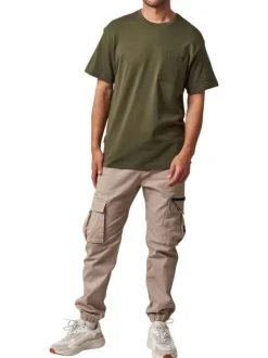 T-shirt kaki uni coupe oversize à col rond et avec une petite poche
