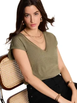 T-shirt kaki uni pourvu d'une coupe droite et d'un col en V