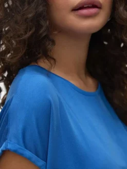 T-shirt manches courtes bleu uni avec une coupe droite et un col v