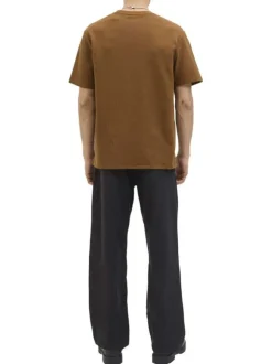 T-shirt à manches courtes camel uni avec une coupe droite et un col rond