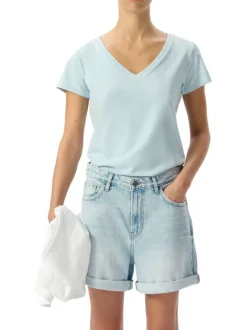 T-shirt manches courtes ciel uni avec une coupe droite et un col v