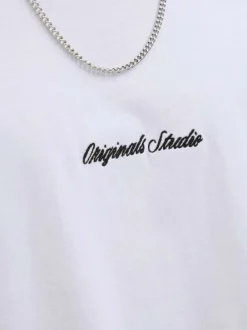 T-shirt à manches longues en coton blanc uni à coupe droite avec un col rond