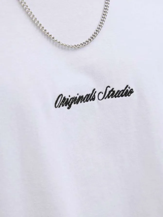 T-shirt à manches longues en coton blanc uni à coupe droite avec un col rond