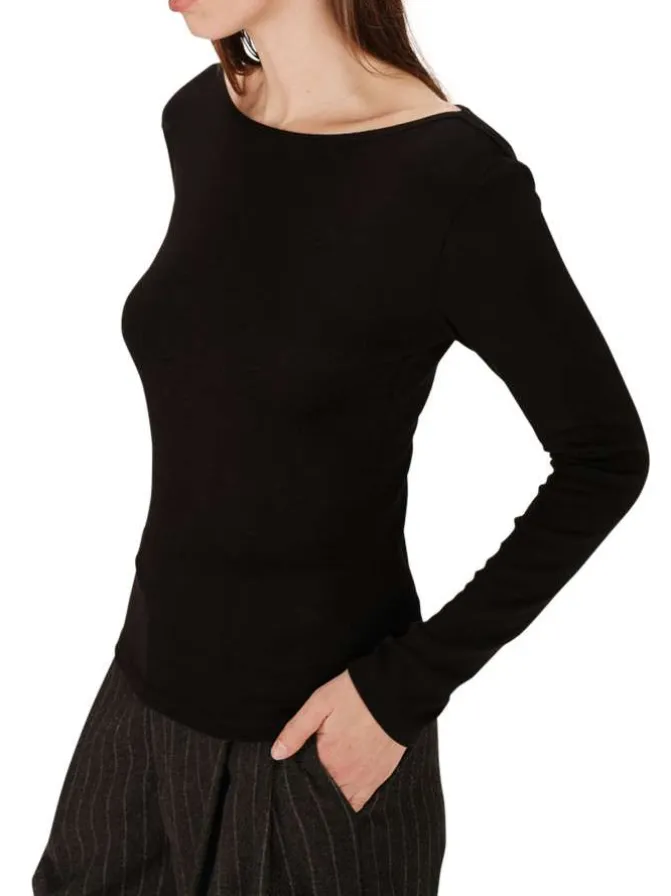 T-shirt manches longues noir uni avec une coupe ajustée et un col bateau