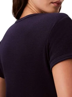 T-shirt marine à coupe droite pourvu d'un col rond et de manches courtes