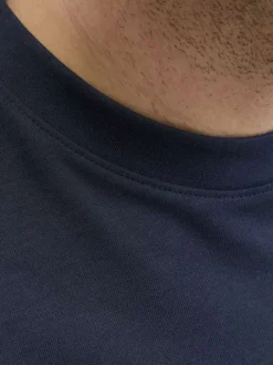 T-shirt marine uni avec une coupe droite, un col rond et des manches courtes