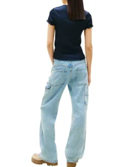 T-shirt marine uni avec une coupe moulante et des manches courtes