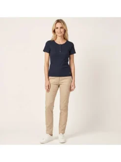 T-shirt marine uni pourvu d'une coupe ajustée et des manches courtes