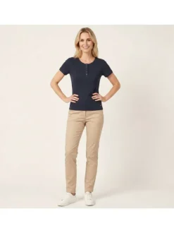 T-shirt marine uni pourvu d'une coupe ajustée et des manches courtes