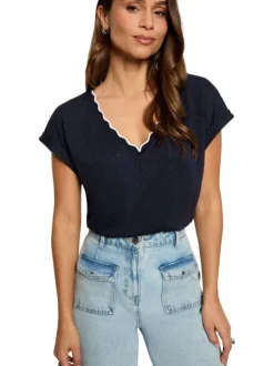 T-shirt marine uni pourvu d'une coupe droite et des manches courtes