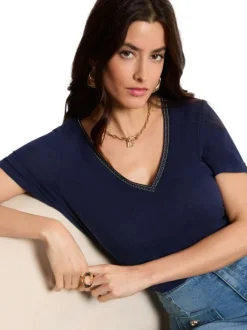 T-shirt marine uni pourvu d'une coupe droite et d'un col en V