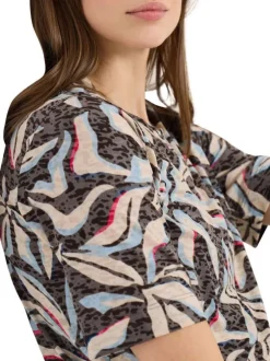 T-shirt marron à motifs pourvu d'un col rond et d'une coupe droite