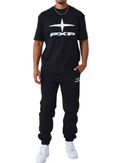 T-shirt noir avec un imprimé sur le torse un col rond et des manches courtes