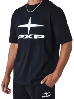 T-shirt noir avec un imprimé sur le torse un col rond et des manches courtes