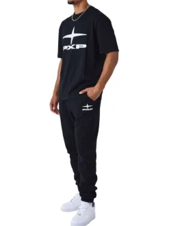 T-shirt noir avec un imprimé sur le torse un col rond et des manches courtes