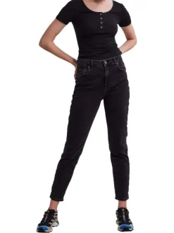 T-shirt noir en coton noir avec un col rond boutonné et une coupe ajustée
