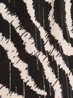T-shirt noir et blanc à imprimé zébré avec un col cache-coeur