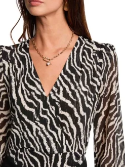 T-shirt noir et blanc à imprimé zébré avec un col cache-coeur