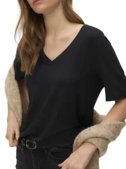 T-shirt noir uni avec une coupe ajustée et des manches courtes