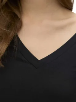 T-shirt noir uni avec une coupe ajustée et des manches courtes