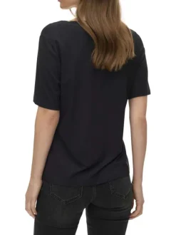 T-shirt noir uni avec une coupe ajustée et des manches courtes
