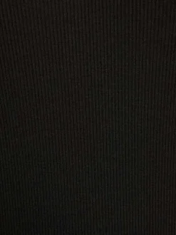 T-shirt noir uni avec une coupe ajustée et un décolleté en V