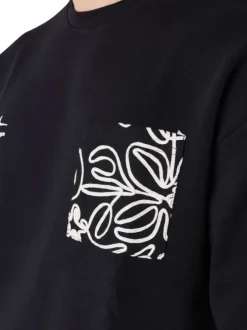 T-shirt noir uni avec une coupe ajustée un col rond et des manches courtes