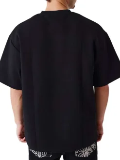 T-shirt noir uni avec une coupe ajustée un col rond et des manches courtes