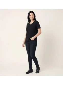 T-shirt noir uni avec une coupe ajustée un col v et des manches courtes