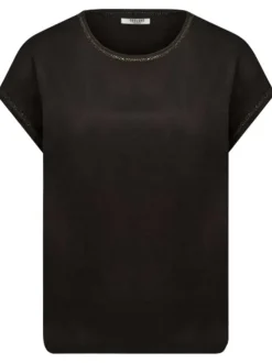 T-shirt noir uni avec une coupe droite à col rond et des manches courtes