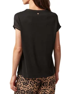 T-shirt noir uni avec une coupe droite à col rond et des manches courtes