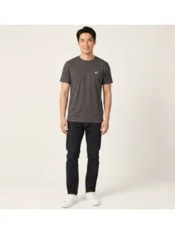 T-shirt noir uni avec une coupe droite à col rond et nom de la marque