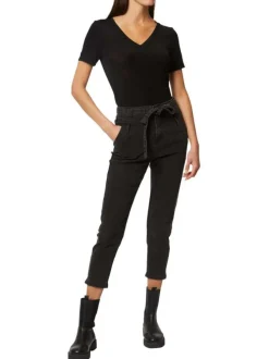 T-shirt noir uni avec une coupe droite à col v et des manches courtes