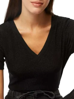 T-shirt noir uni avec une coupe droite à col v et des manches courtes