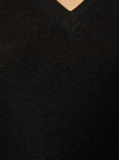 T-shirt noir uni avec une coupe droite à col v et des manches courtes