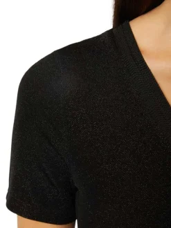 T-shirt noir uni avec une coupe droite à col v et des manches courtes