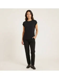 T-shirt noir uni avec une coupe droite et des manches courtes