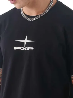 T-shirt noir uni avec une coupe droite et des manches courtes