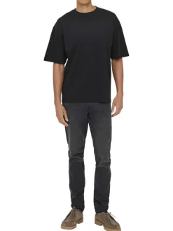 T-shirt noir uni avec une coupe droite et des manches courtes